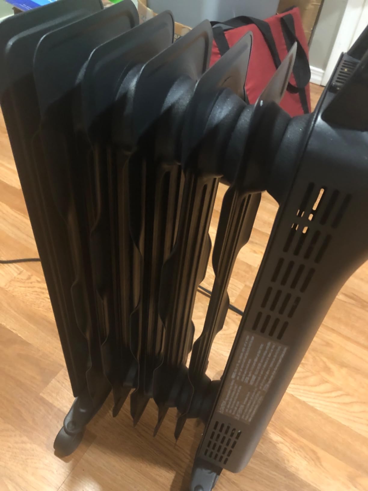 Amazon Basics Oil Space Heater, Portable Radiator Heater with 7 Oil-Filled Fins for Indoor Use, 3 Heat Settings, Thermostat, Tip-Over Protection, ETL Safety Certificate, Manual Control, 1500W, Black Customer Review Amazon Basics Oil Space Heater, Portable Radiator Heater with 7 Oil-Filled Fins for Indoor Use, 3 Heat Settings, Thermostat, Tip-Over Protection, ETL Safety Certificate, Manual Control, 1500W, Black - Customer Photo 1