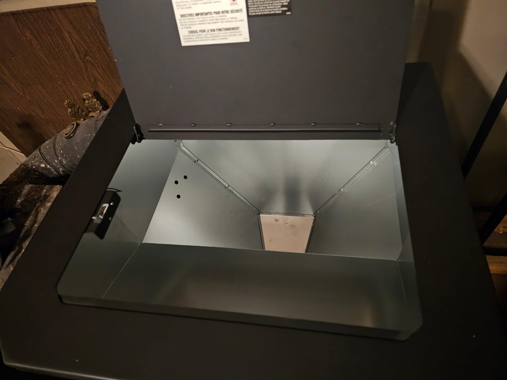 Canyon Lodge Large Pellet Stove heats up to 3000 sq ft with a 130 lb hopper - Customer Photo 3