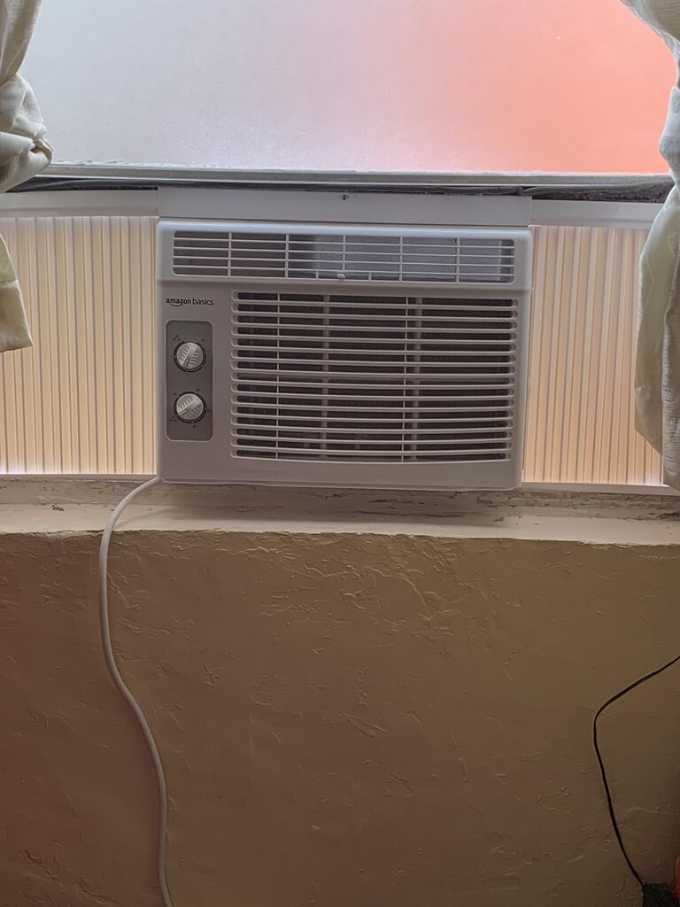 Amazon Basics 5000-BTU Window Air Conditioner with Quiet Operation customer photo 1