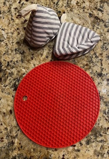 Overmont Enameled Cast Iron Dutch Oven - 7QT Pot with Lid Cookbook & Cotton Potholders - Heavy-Duty Cookware for Braising, Stews, Roasting, Sourdough Baking Cream White customer photo 2