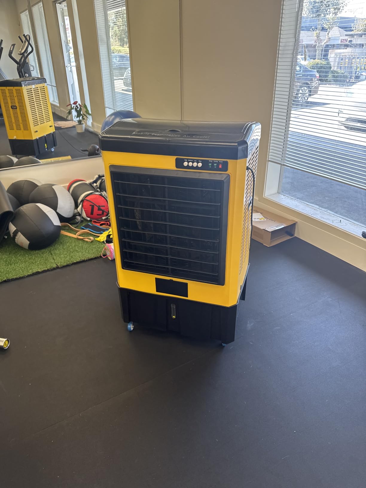 AKIRES 6500CFM Swamp Coolers,Evaporative Air Cooler for 1600Sq.ft of Space,with Continuous Auto Fill,19-Gal Water Tank,120°Oscillation,5 Ice Packs,Cooling Fan for Outdoor,Indoor Yellow(48IN) - Customer Photo 1
