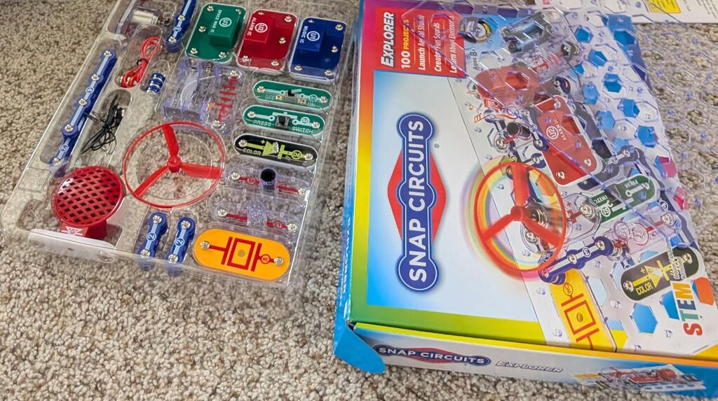 SNAP CIRCUITS Jr. SC-100 STEM Electronics Kit, 100+ Projects, Ages 8+ customer photo 1