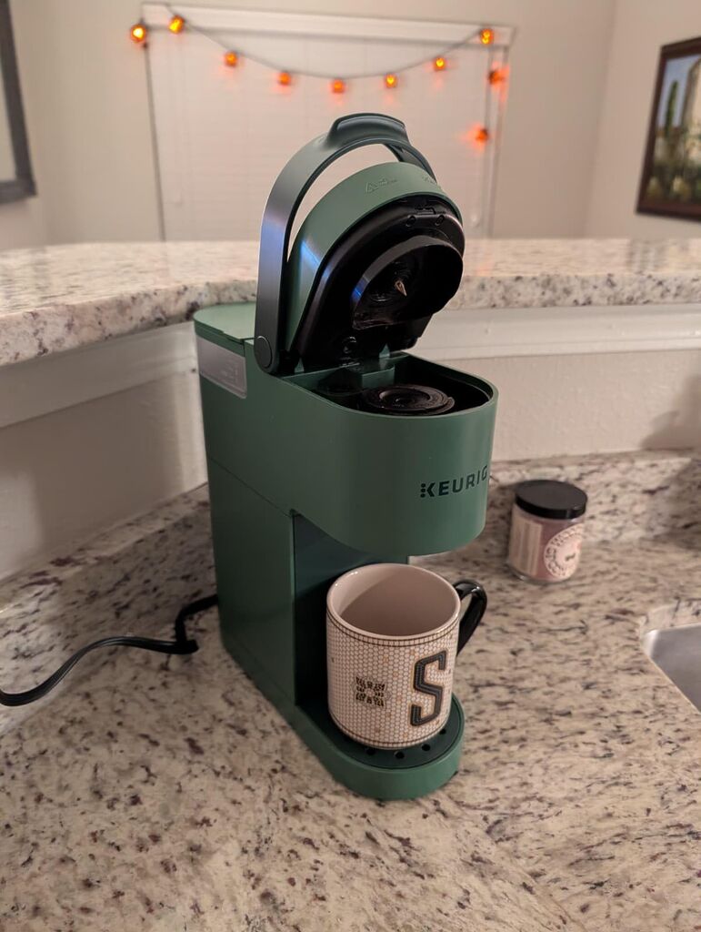 Keurig K-Mini Single Serve K-Cup Pod Coffee Maker, 6 to 12oz Brew size, with Cord Storage, Perfect for Small Spaces, Black customer photo 1