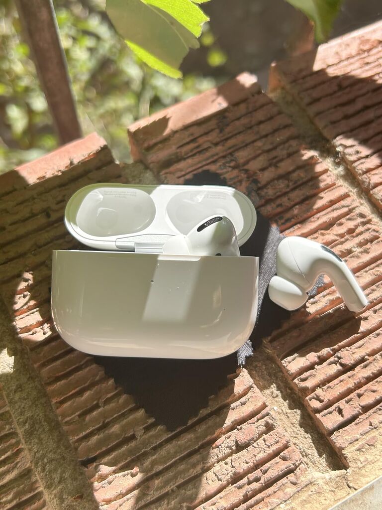 Apple AirPods Pro - 1st Gen (Renewed) customer photo 1