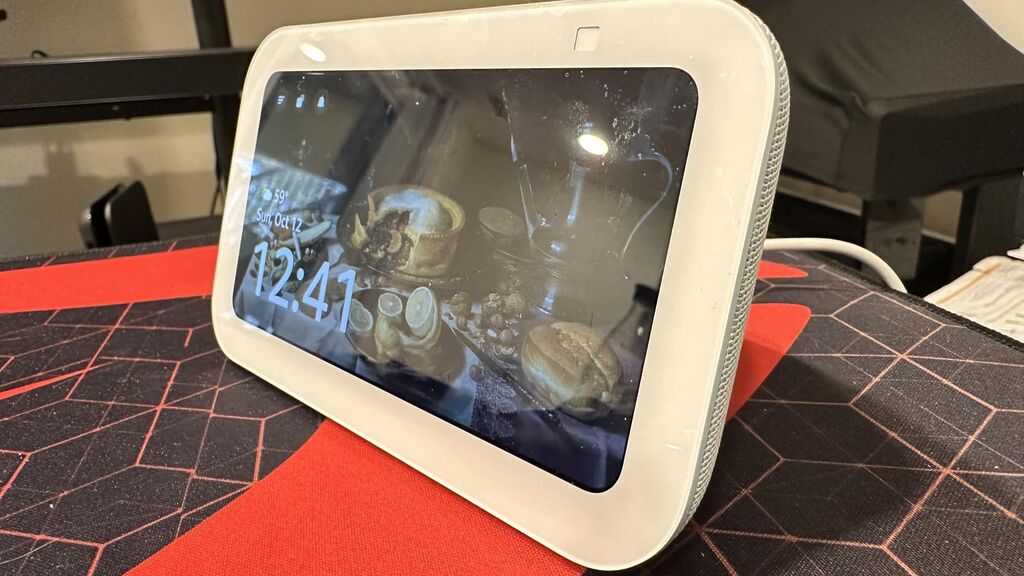 Amazon Echo Show 5 (newest model), Smart display, Designed for Alexa+, 2x the bass and clearer sound, Charcoal customer photo 1