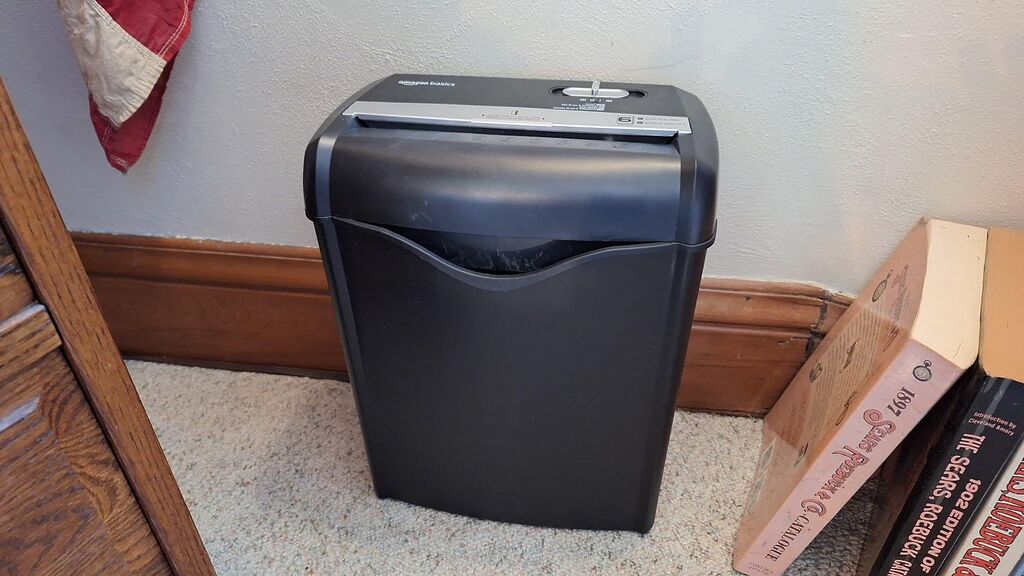Amazon Basics 8-Sheet High Security Cross Cut Paper and Credit Card Shredder with P-4 Security, Auto Shut-off, Black customer photo 1