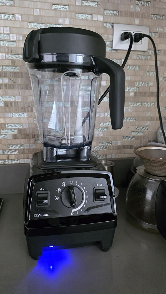 Vitamix Explorian with Programs, Three Blending Programs, Professional-Grade Blender for Smoothies and More, Self-Cleaning Kitchen Appliance, 64 Oz Container, Black (Renewed Premium) customer photo 1