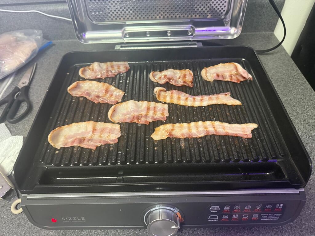 Ninja Griddle and Indoor Grill, 14'', Electric Grill, For Steak, Burgers, Salmon, Veggies, and More, Pancake Griddle, Nonstick, Dishwasher Safe, 500F, Even Cooking, Silver, GR101 customer photo 2