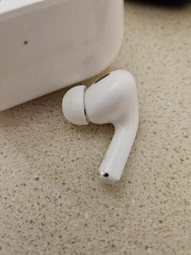 Apple AirPods Pro (2nd Generation) Wireless Ear Buds with USB-C Charging, Up to 2X More Active Noise Cancelling Bluetooth Headphones, Transparency Mode, Adaptive, Personalized Spatial Audio, White customer photo 2
