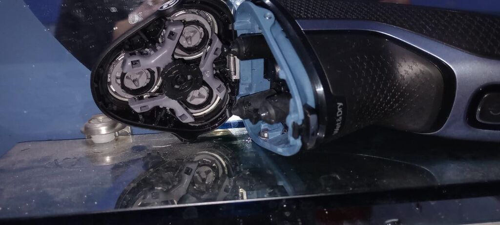 Philips Norelco 3900 Electric Shaver, Storm Blue customer photo 2