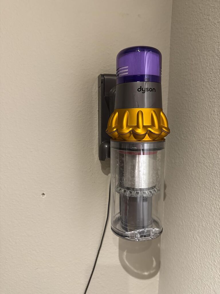 Dyson V15 Detect Plus Cordless Vacuum, Illumination Reveals Dust, 240AW, 3 Power Modes, Up to 60 Minutes, Deep Cleans Hard Floors and Carpets, Detangles Pet Hair, Converts to Handheld customer photo 1