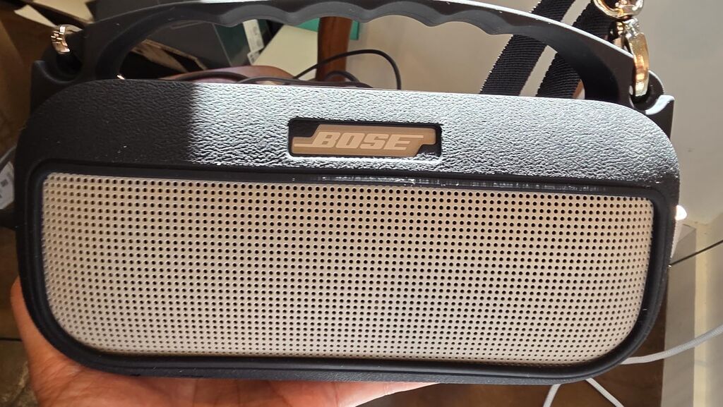 Bose SoundLink Flex Bluetooth Speaker (2nd Gen) - Portable Outdoor Speaker with Hi-Fi Audio, Waterproof and Dustproof, USB-C, Up to 12 Hours Battery Life, Black customer photo 2