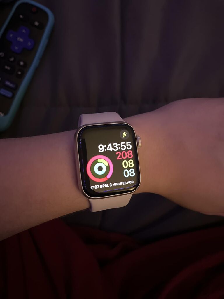 Apple Watch SE 3 [GPS 40mm] Smartwatch with Starlight Aluminum Case with Starlight Sport Band - S/M. Fitness and Sleep Trackers, Heart Rate Monitor, Always-On Display, Water Resistant customer photo 1