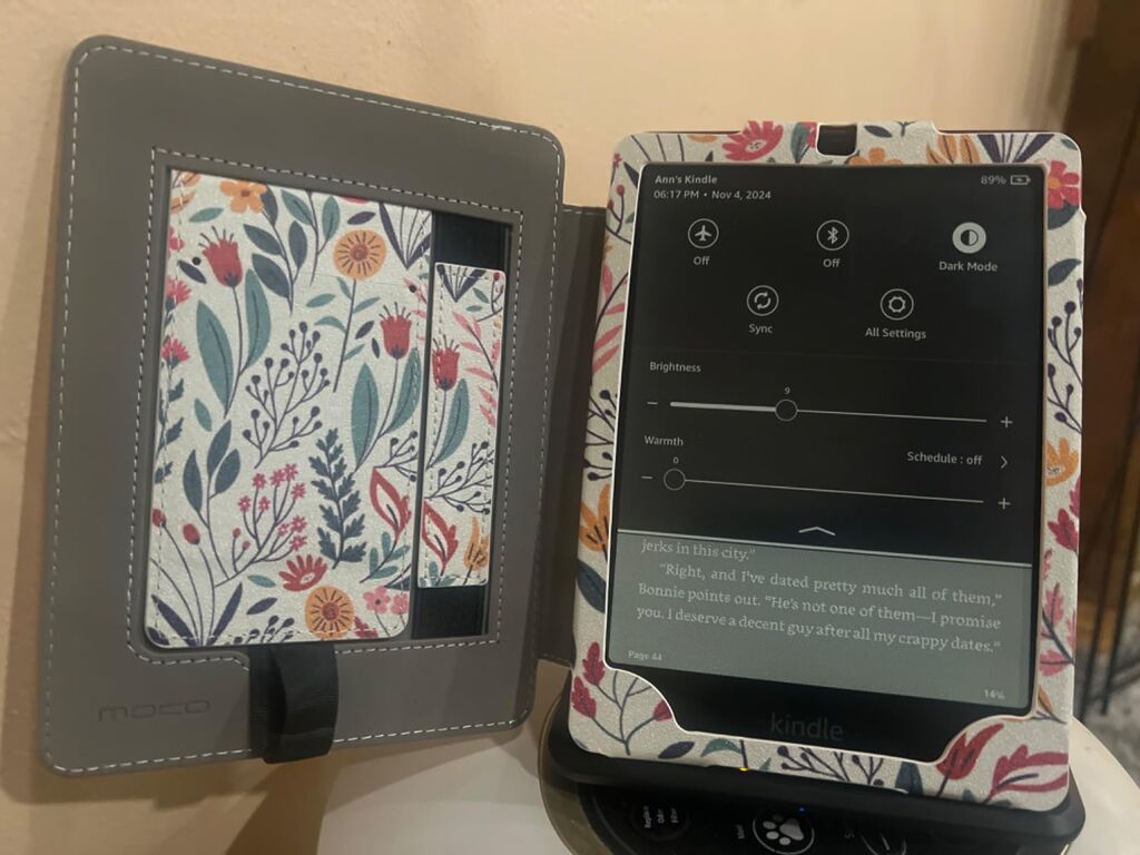 Kindle Paperwhite Signature Edition 32GB (newest model) - 20% faster with auto-adjusting front light, wireless charging, and weeks of battery life - Metallic Raspberry customer photo 1