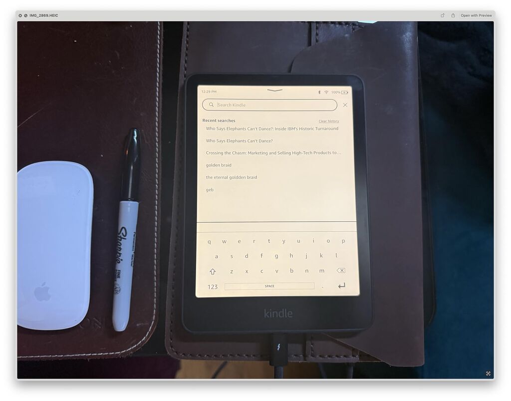 Kindle Paperwhite Signature Edition 32GB (newest model) - 20% faster with auto-adjusting front light, wireless charging, and weeks of battery life - Metallic Raspberry customer photo 2
