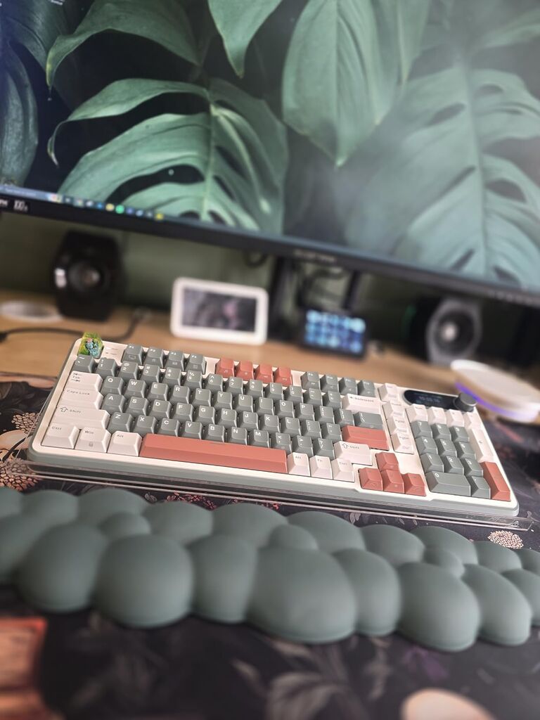 RK ROYAL KLUDGE S98 Mechanical Keyboard w/Smart Display & Knob, 96% Wireless Mechanical Keyboard BT/2.4G/USB-C, Hot Swappable, Software Support, Creamy Sounding, 98 Keys customer photo 2
