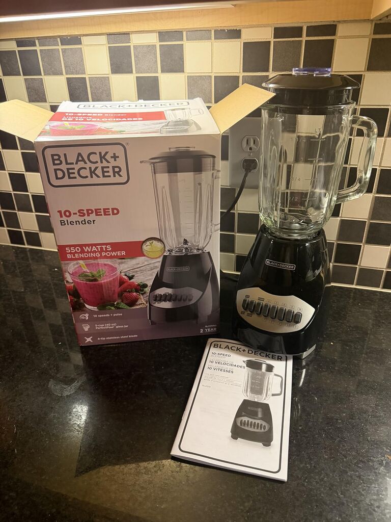 BLACK+DECKER Countertop Blender with 6-Cup Glass Jar, 10-Speed customer photo 2