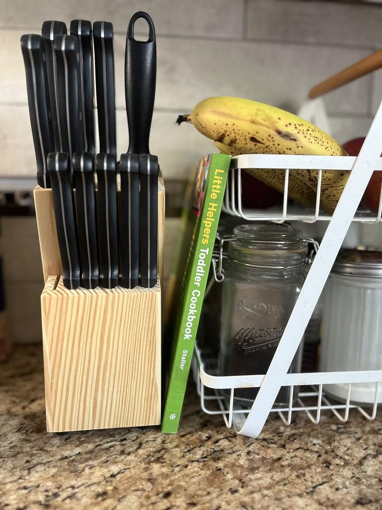 Amazon Basics 14-Piece High Carbon Stainless Steel Kitchen Knife Set with Full Tang Construction, Ergonomic Handles, Sharpener and Pinewood Block, Black customer photo 2