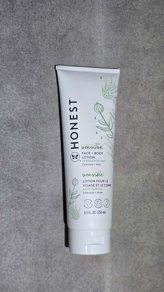 The Honest Company Hydrating Face and Body Lotion, Fast Absorbing, Naturally Derived, Hypoallergenic, Fragrance-Free, Sensitive, 8.5 fl oz customer photo 2