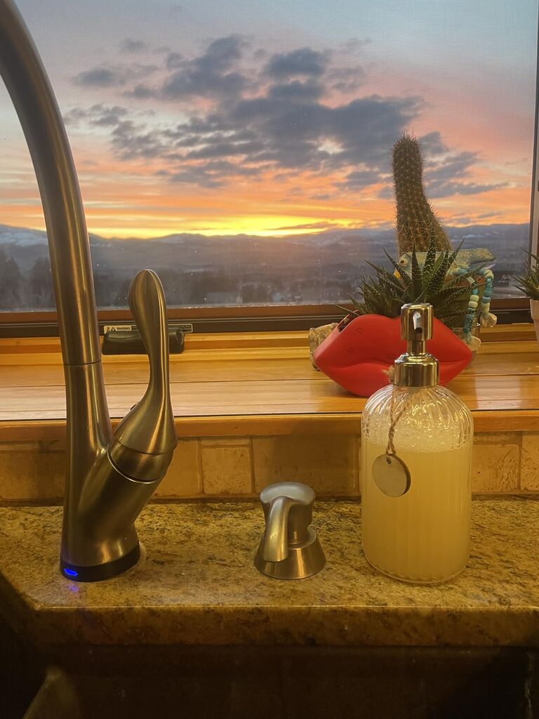 JASAI 18 Oz Clear Glass Soap Dispenser with Rust Proof Stainless Steel Pump, Refillable Liquid Hand soap Dispenser for Bathroom, Premium Kitchen Soap Dispenser (Clear) customer photo 2