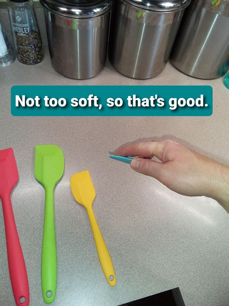 Amazon Basics Non-Stick Heat Resistant Silicone Spatula Set, Dishwasher Safe, BPA Free, Food Grade, 2 Small & 2 Large, Black, Pack of 4 customer photo 2