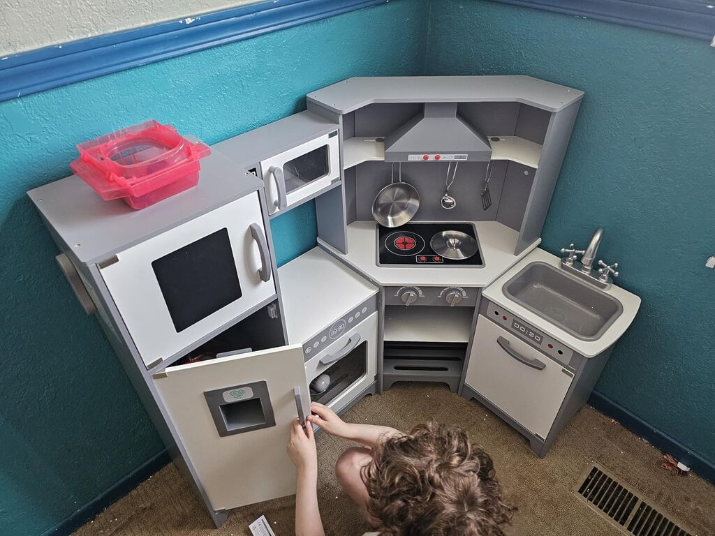 Amazon Basics Kids Corner Interactive Wooden Play Kitchen Set, Stove, Oven, Sink, Fridge and Accessories for Toddlers, Preschoolers, Children Age 3+ Years, Espresso/Gray, 39.37