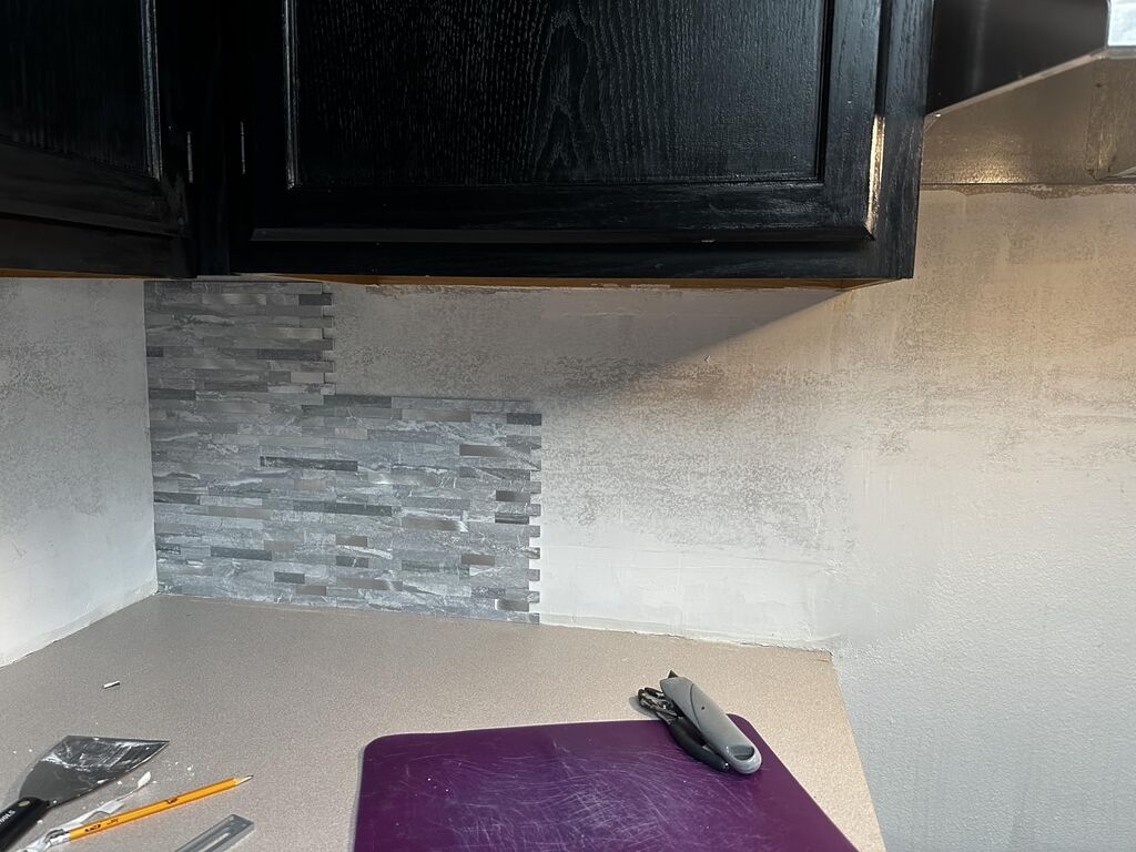 AULIGET 20 Sheets Faux Stone Peel and Stick Backsplash, White Marble Look PVC Wall Tiles Stick on Backsplash for Kitchen customer photo 2
