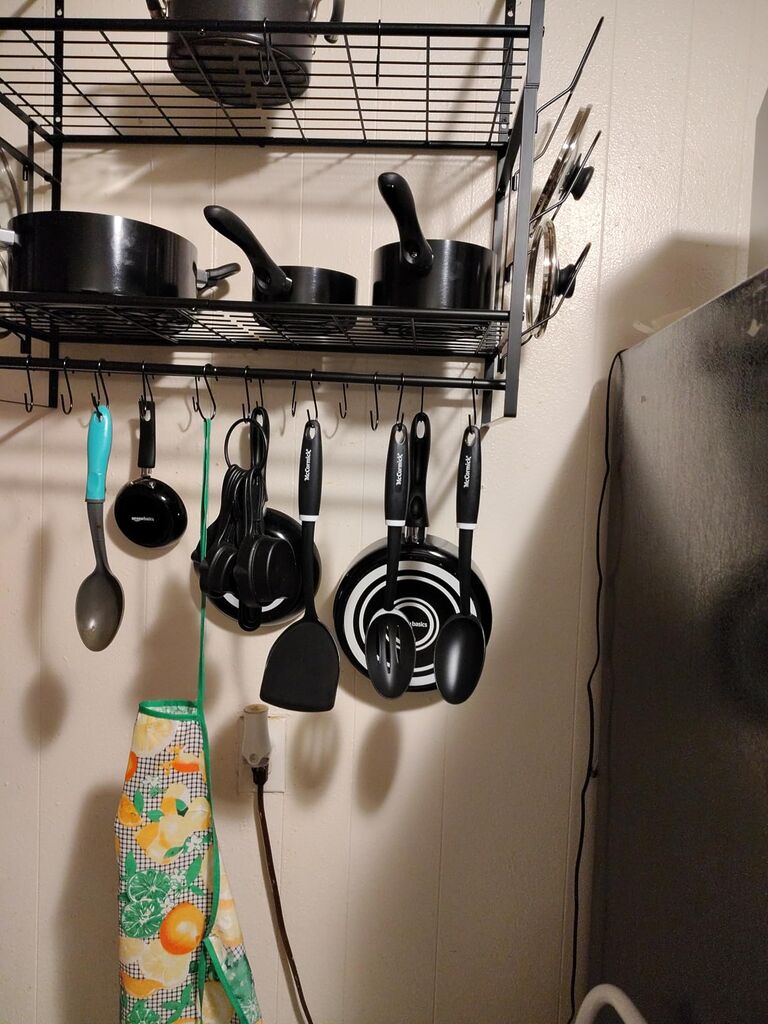 Amazon Basics 11-Piece Ceramic Non-Stick Pots and Pans Set, Dishwasher & Oven Safe, Easy Clean, Glass Lids, Black/Cream customer photo 1