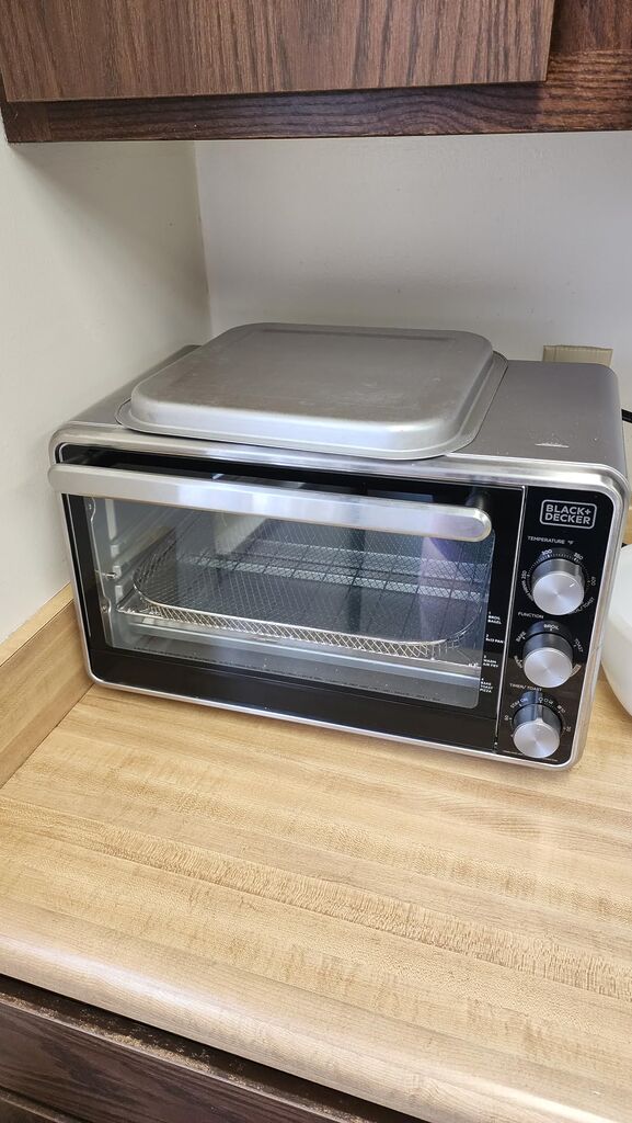 BLACK+DECKER Crisp 'N Bake Air Fry Countertop Convection Toaster Oven, Medium Capacity, 4-Slice, 5-in-1, Fits 9 inch Pizza customer photo 2