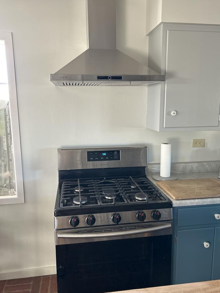 VIKIO HOME Wall Mount Range Hood 30 inch, 580 CFM, Ducted/Ductless Convertible, Stainless Steel Kitchen Vent Hood with 3-Speed Fan and LED Lights customer photo 1