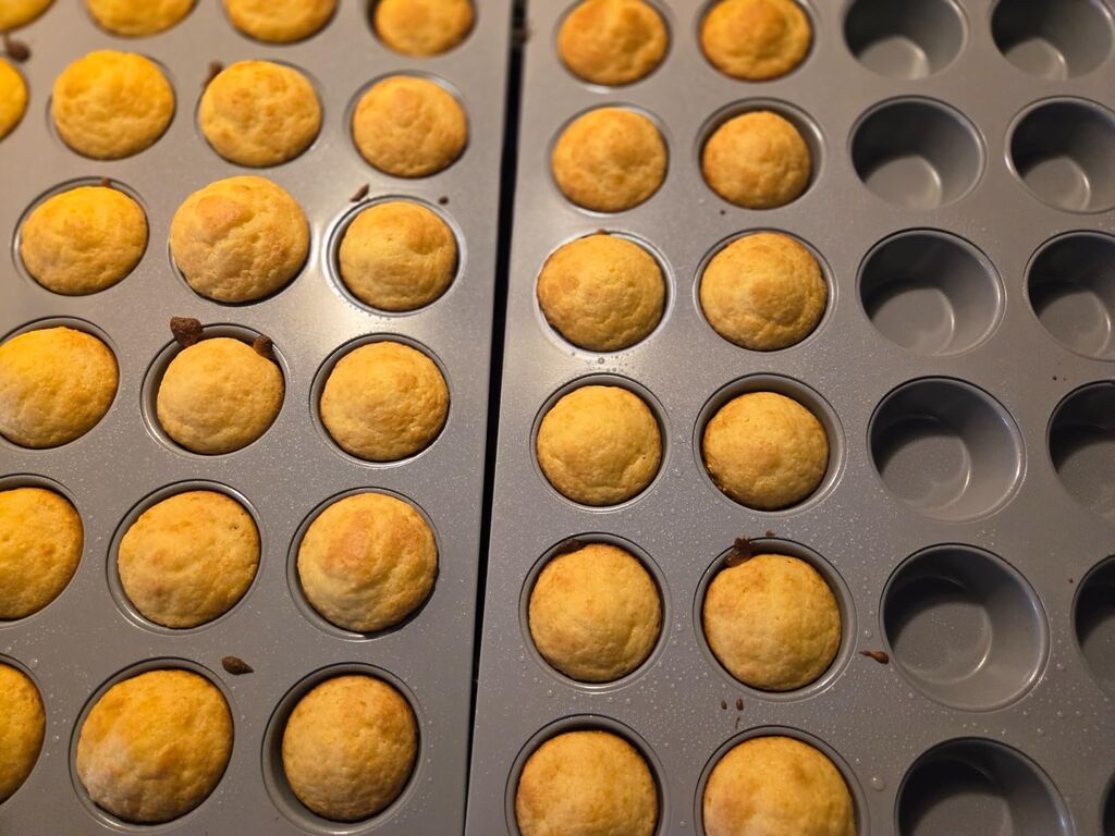 BRONYPRO 12-Cup Non Toxic Nonstick Ceramic Muffin Pan - Cream White customer photo 1