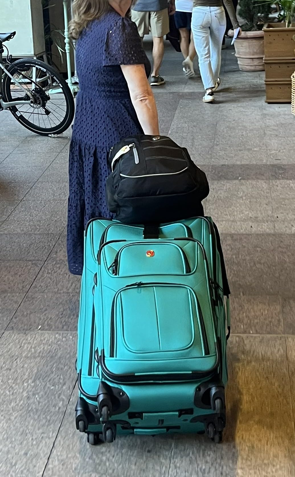 SWISSGEAR Sion Softside Expandable Spinner Luggage Durable Lightweight Travel Suitcase (Black, 3-Piece Set Carry-On/Medium/Large) customer photo 1