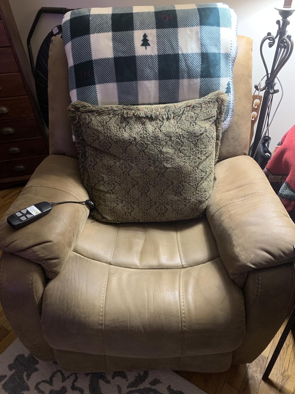 Signature Design by Ashley Crestmeade Modern Dual Motor Power Lift Recliner with Adjustable Backrest, USB Ports, Heat and Massage Function, Light Brown customer photo 1