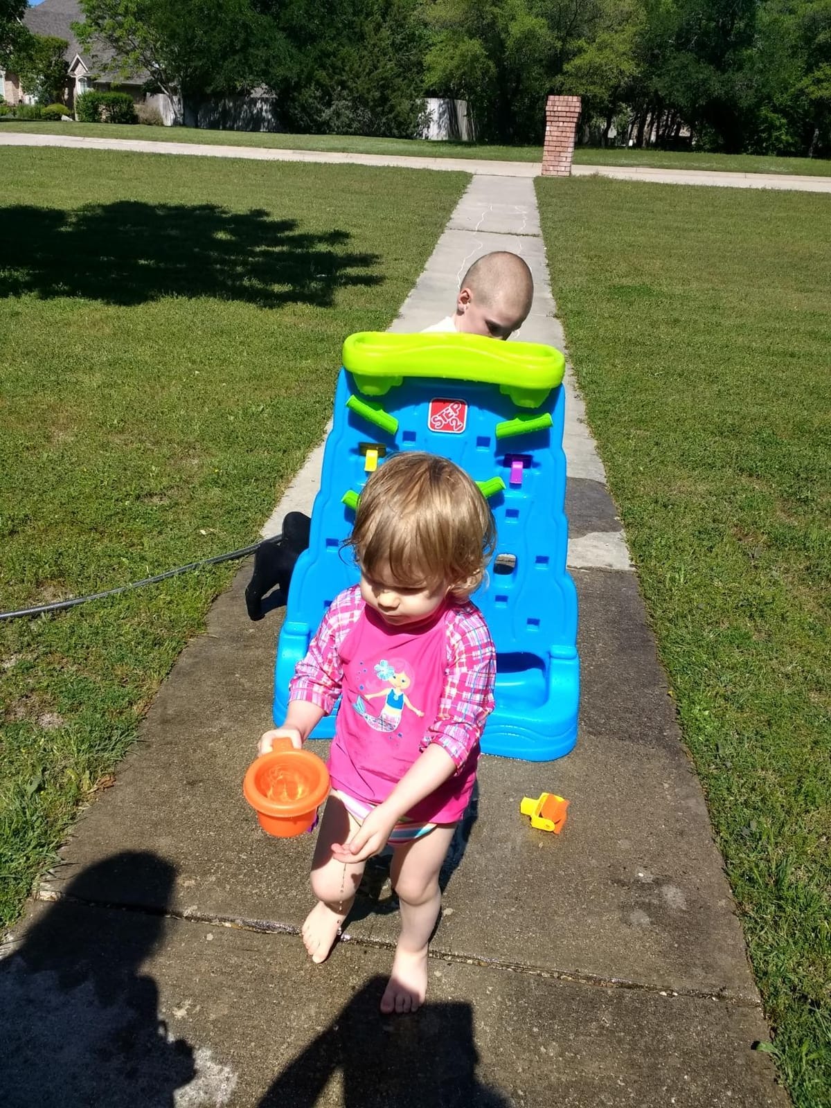 Step2 Waterfall Discovery Wall, Kids Double-Sided Water and Sand Activity Sensory Table, Summer Outdoor Toys, 13 Piece Toy Accessories, For Toddlers 1.5+ Years Old customer photo 1