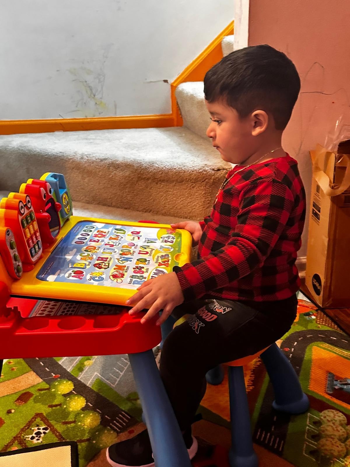 VTech Touch and Learn Activity Desk Deluxe (Frustration Free Packaging) customer photo 2