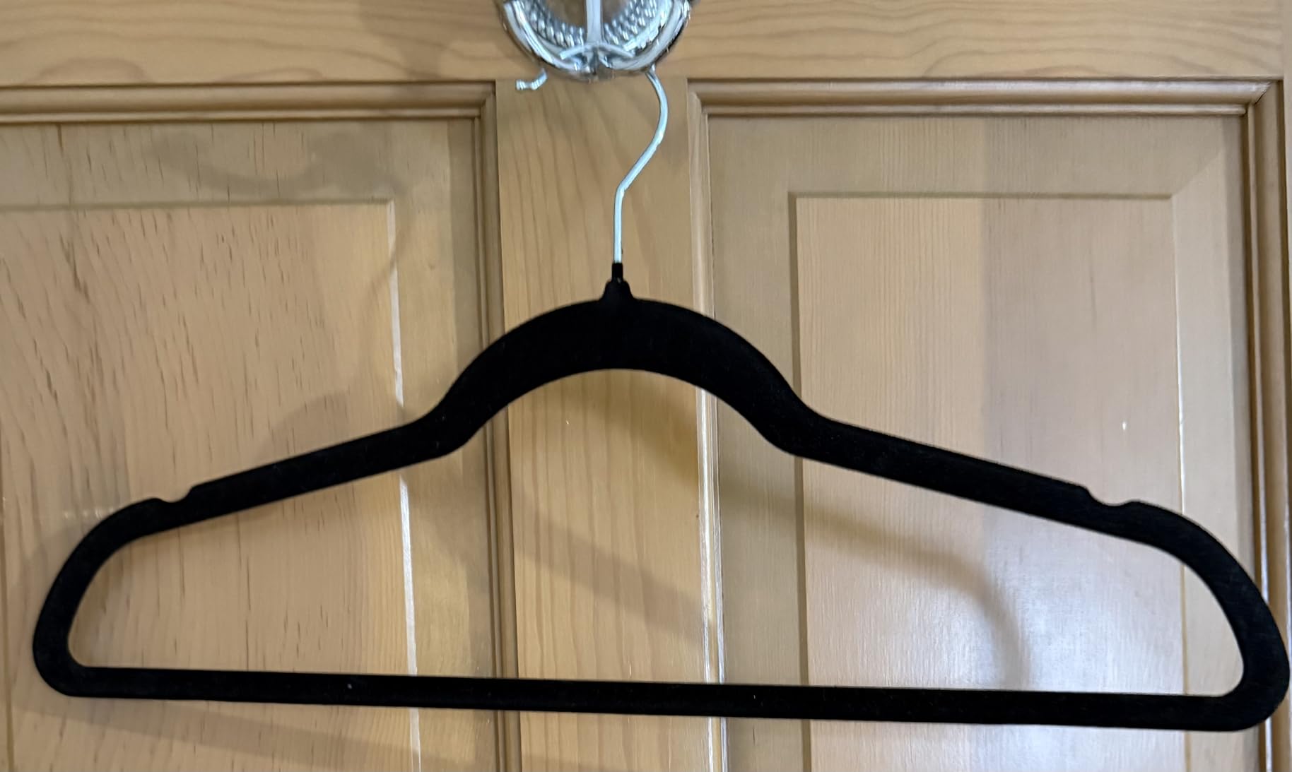 Amazon Basics Slim Velvet Non-Slip Space Saving Suit Clothes Hangers, Sturdy Metal, Gray/Silver, 30-Pack customer photo 1