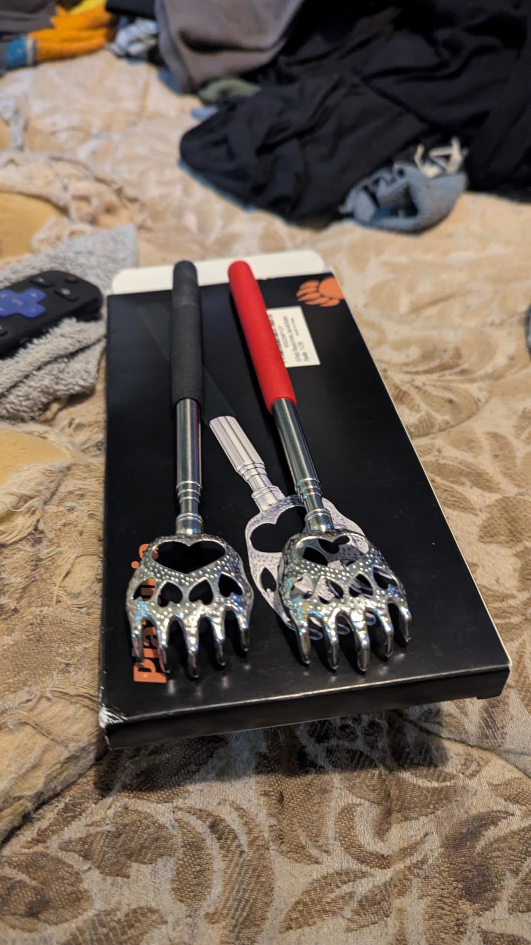 Plazuria (4-Pack) Extendable Back Scratchers - Metal Claws with Telescopic Rubber Handles - Stocking Stuffers for Men, Women, Kids customer photo 2
