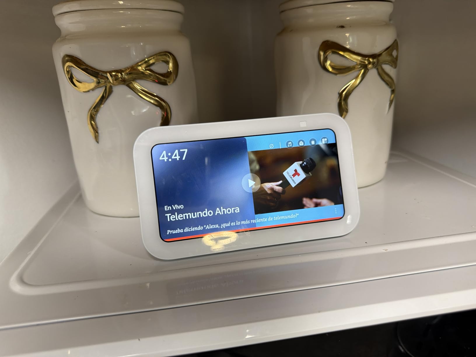 Amazon Echo Show 5 (newest model), Smart display, Designed for Alexa+, 2x the bass and clearer sound, Glacier White customer photo 2