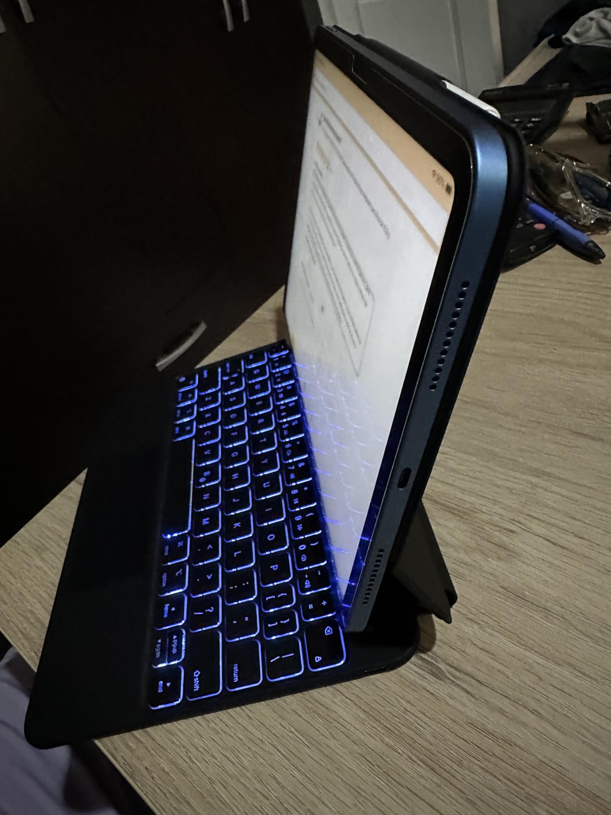 ESR for iPad Air 13/Pro 12.9 Inch Case Keyboard, Quick-Set Magnetic Stand customer photo 2