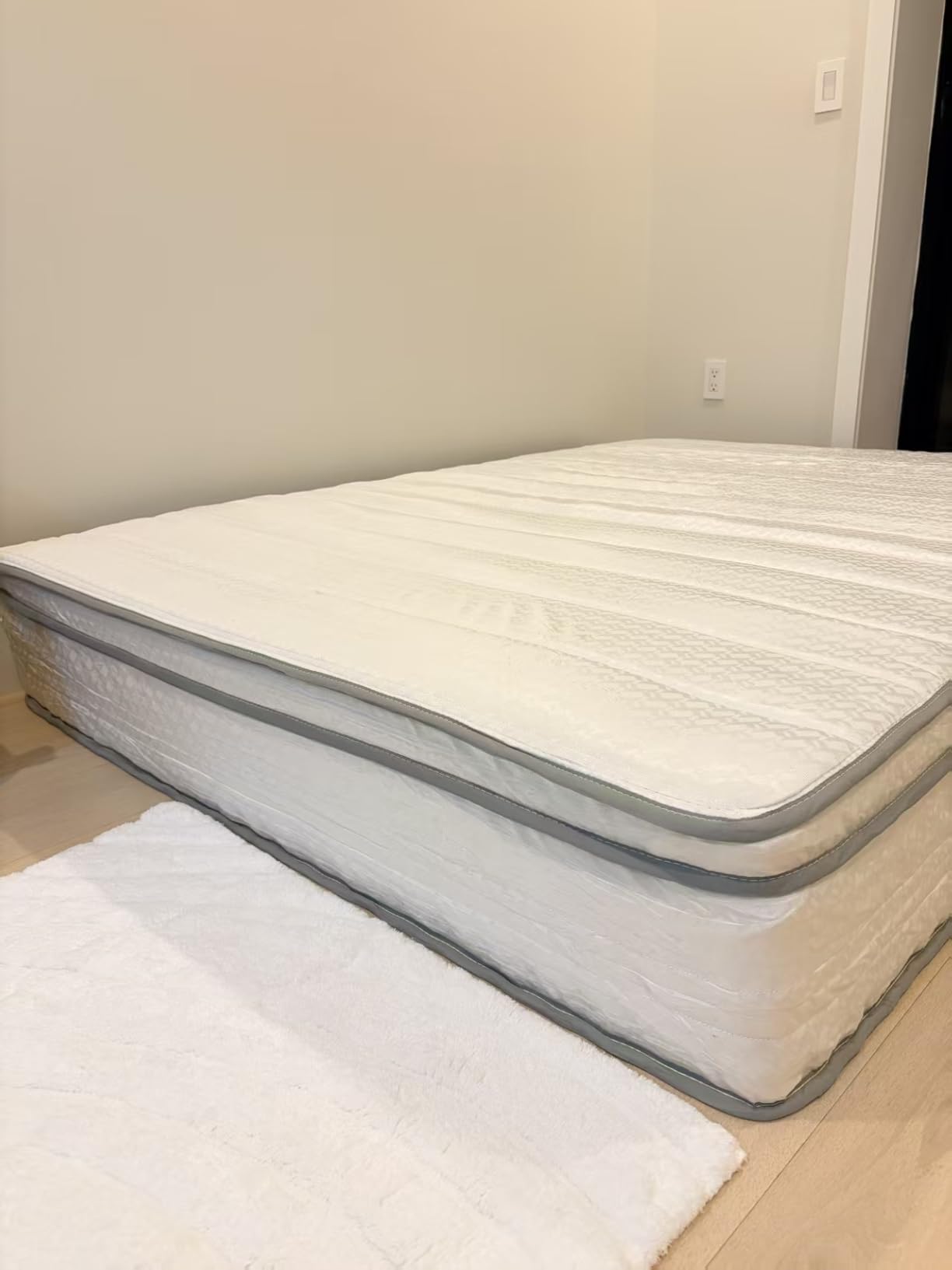 Novilla 14 Inch Queen Size Mattress, Hypoallergenic & Back Pain Relief, Hybrid Queen Mattresses in a Box with Smarts Coils, Fiberglass Free CertiPUR-US Certified Colchones No Box Spring Needed customer photo 2